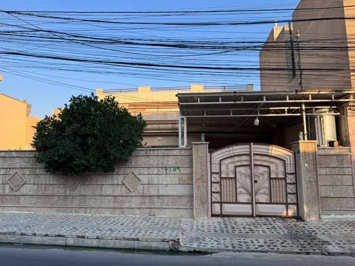 البيت للبيع
موقع مميز جذا 
حي الصديق مربع الذهبي
قريب جدا على سايدين طب الاسنان
مساحة البيت 250 واجهة 12.5
بناء نظيف سنة 2007
طابق الارضي غرفتين ومطبخ واستقبال وصالة وصحيات
طابق الثاني غرفتين وهول وصحيات
بيت حق ارض 
سعر المتر مليون ونص 
للاستفسار ***********
