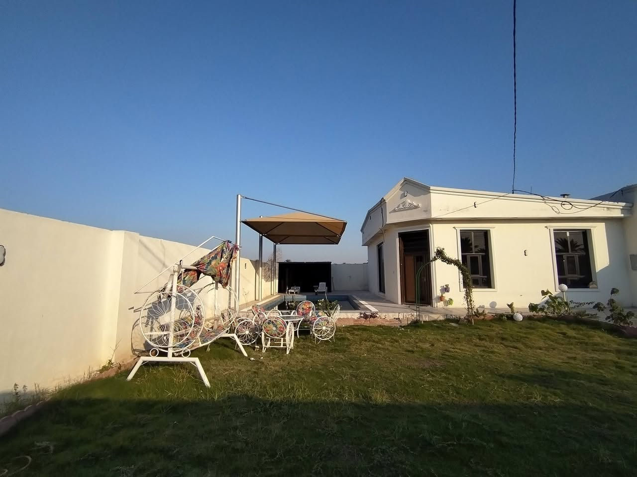 مرزعة للبيع المساحة ٥٠٠م الواجهة ١٦ونص ، نزال ٢٧ ، المزراعة تحتوي على مسبح + بيت بناءحديث يتكون غرفتين نوم  ومطبخ واستقبال وحمام، المزرعة تحتوي كراج وحديقة واسعة العنوان بغداد الدورة مدخل البوعيثه قرب مدرسة الاحرار للتواصل الاتصال على    هاتف*********** 
***********
