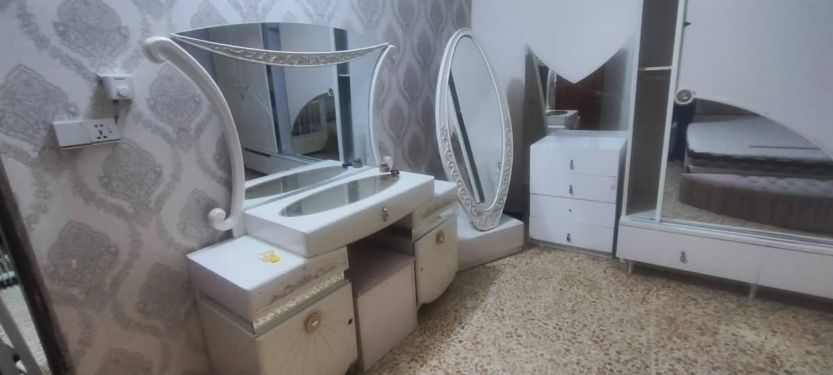 السلام عليكم غرفه تركيه نضيفه كلش وستعمال قليل مستعجل على البيع الغرفه مفتوحه وبعده بلسيار الشراي يتصل *********** مكاني ابو رمانه عمارة, ميسان
