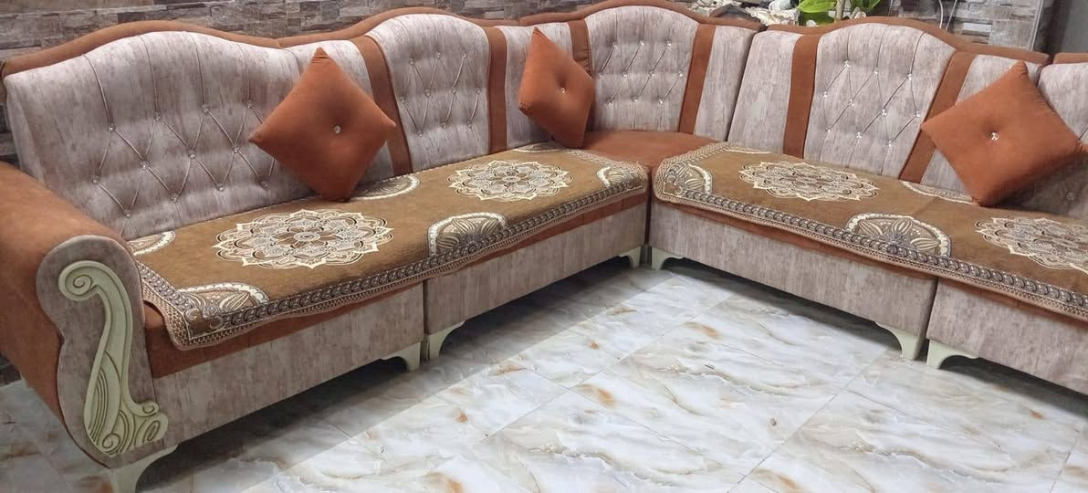 ديوان خشب عراقي شرط نطيف حيل متر 12 شرط سعرها  مناسب رقم ***********
