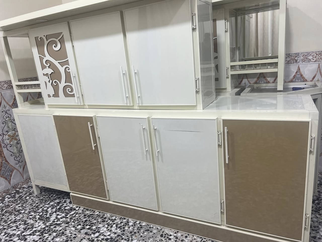 سلام عليكم
كاونتر من دون سنك للبيع 
نضيف 
***********
