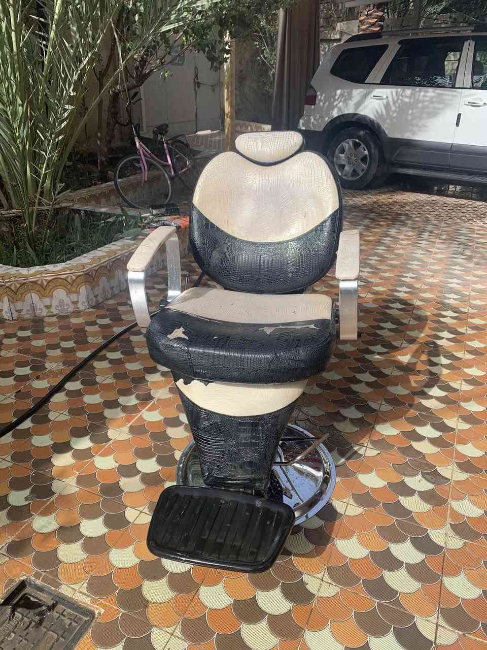 كرسي حلاقه للبيع السعر ١٠٠ ***********
