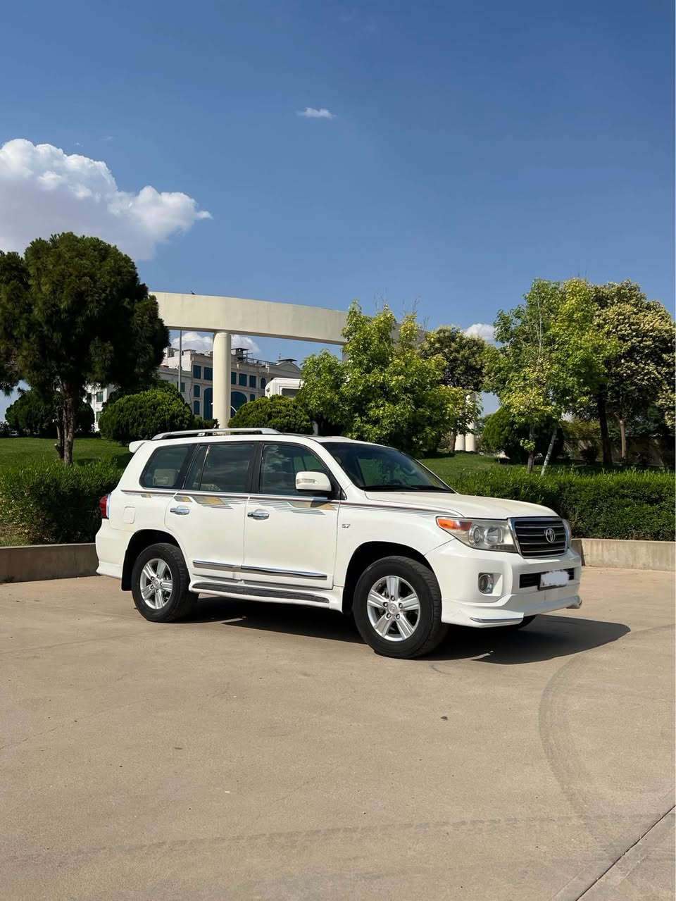 للبيع لاندكروز 
GXR V6 2009 
محدثه 2014
رقم اربيل الجديد بأسمي سنويه تنتهي 2028 
المواصفات فول
فتحة سقف بصمه كشنات جلد
تبريد ٣ قطع  فورويل ثلاجه تحكم ستيرن شاشه حديثه + كاميرا خلفيه و كاميرا اماميه
السياره حادثها جاملغ خلفي وجنطه وبيها طخه بالجاملغ الامامي اعتبرها صبغ عام وبدون شاصي وبدون ايرباك 
السعر 250 ورقه
***********
مكان السياره اربيل 
ورقمها اربيل بأسمي أربيل, العراق
