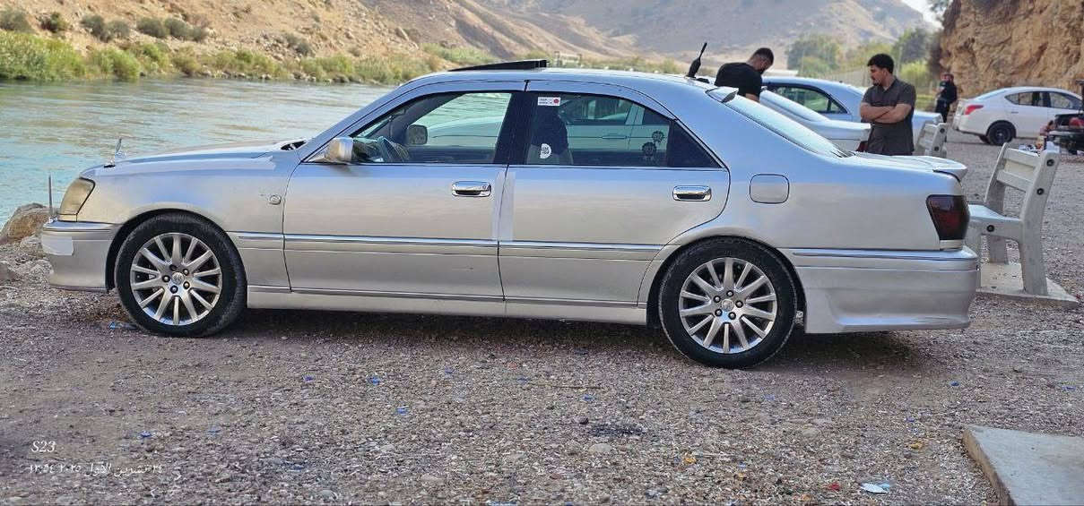 مةليكة 2003 براوة
3 دوكمة   جوار كوشن كارةباي  سوكان كارةباي 
بي جالو  شوخت شوين موسو براوةمةي جاك كراوة   
جوار ويلو تايةي تازةية  سةقفي وةك شوشة واية. 
تةبريدي ساردو كةرمي مةزبوتة. مةكينةي d4 كةورةية  كيرو مةكينة بةشةرتة   كيشو هةلمةتي خوشة بةنزين  كةم اخوا. بيعةيبو عارة  سعري 34 كةلاو كةمي معامةلة  *********** سةيارةكة لة كةلارة
