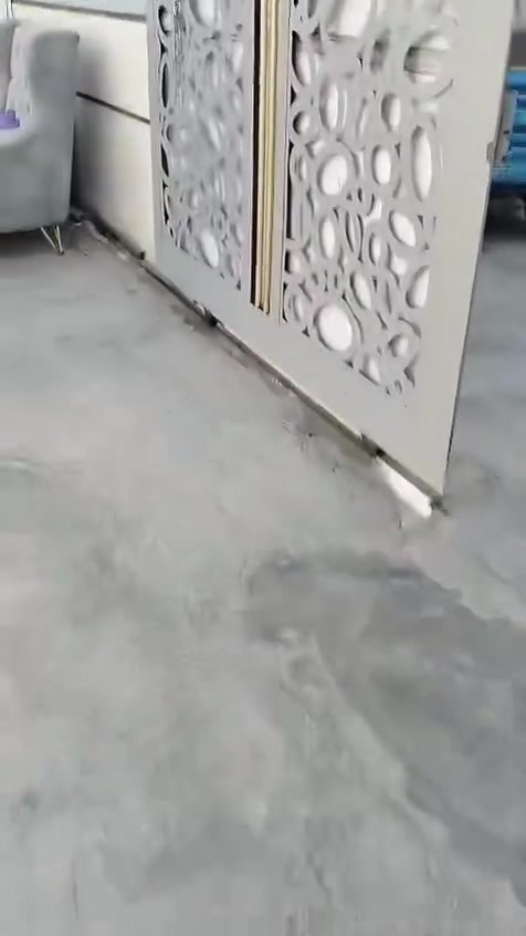 سلام عليكم بيت تجاوز للبيع مساحته 150 البيت خير من الله جاهز من كلشي بس جيب غراضك وكعد البيت مكانه الدوره الـ 120 مقابيل قاعت باور هاوس البيت يحتوي ع سندويش درجه أوله وسقيفه مطر  البيت كامل ونضيف صبغ بورك ابياض البيت كلش نضيف سعره 15 وبي مجال بسيط مانتعامل بل اقساد متواجد واتساب هاذه رقمي ***********
