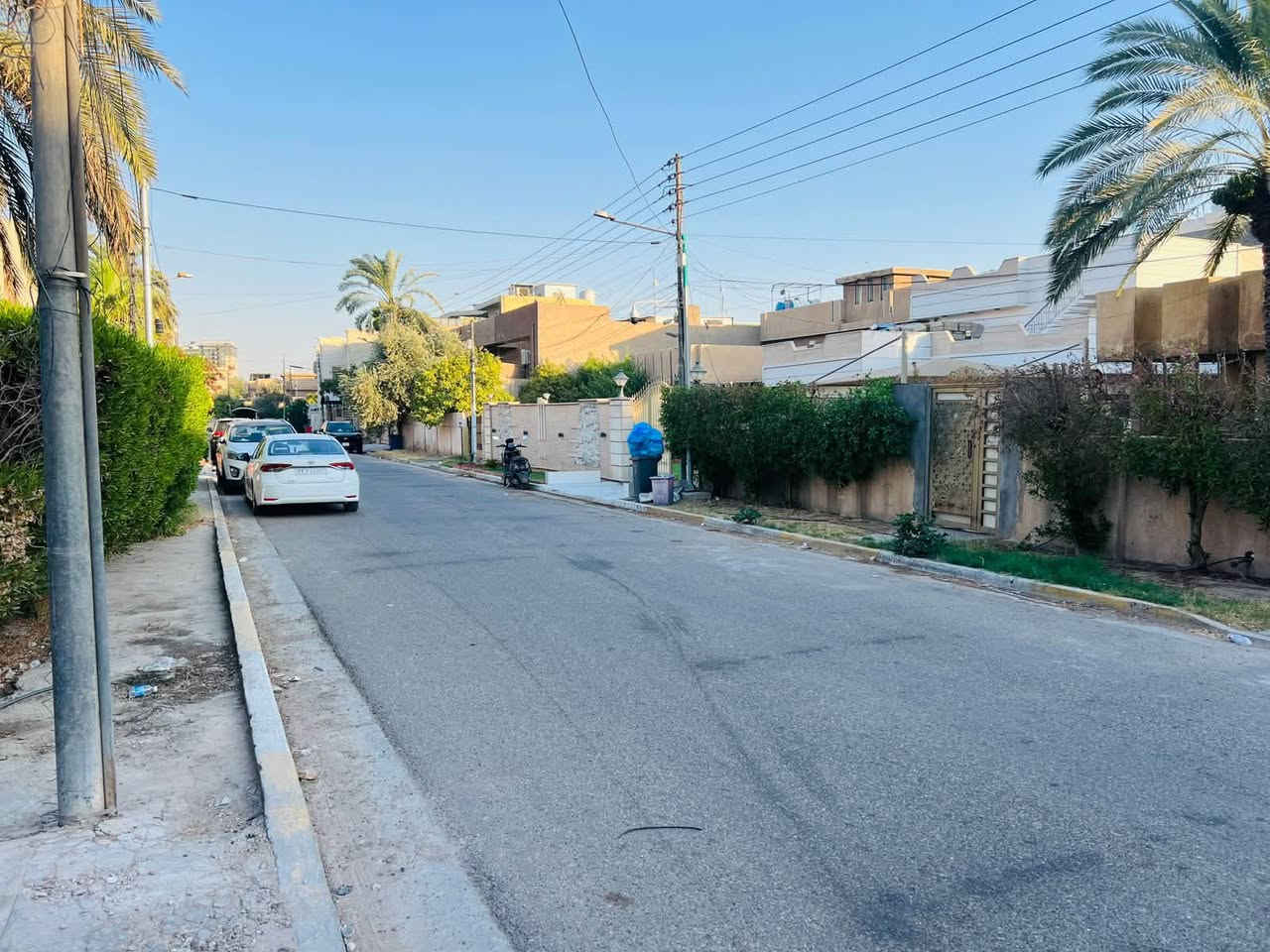 السلام عليكم بيت للبيع بسعر قطعه ارض لاطباء حي جهاد من اجمل مربعات في لاطباء  المساحة (480)  واجة 16 وربع ونزال (30)  يباع قطع اذ تريد (240)  لاستفسار مكتب النسيم للعقار ***********
