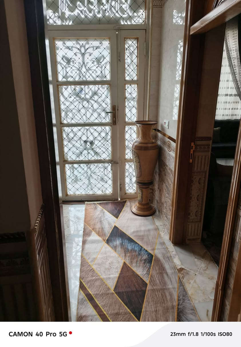 ‏دار للبيع طابو صرف
‏حي الجمعيه 
‏
‏المساحه 290
‏
‏واجهه 14 ونص 
‏النزال 20
‏
‏الطابق الاول 
‏غرفتين نوم صاله مطبخ كلدور مجمع صحيات 
‏حديقه طارمه 
‏
‏الطابق الثاني 
‏3غرف نوم كلدور كل غرفه بيها مجمع صحيات 
‏+ صطح عدد 2
‏بناء سنه 2022 البيت كله سقوف مغربيه 
‏
‏العنوان قرب مدرسه الاقصا 
‏الاستفسار خاص او اتصل ***********
‏او مراجعه مكتب الخارطه في حي الطياره شارع 25
