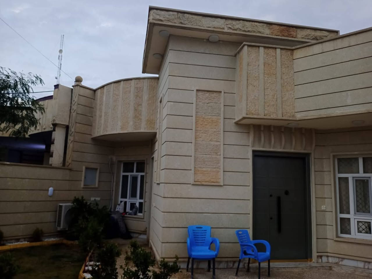 #السلام عليكم 
#دار للبيع زيرو #تكريت القادسيه 
#منطقة حي الجامعة
#شغل درجة اولى مال جناي
#قرب المدارس 
#مساحة 300 م
10×30
#شارع 15
#طابق 2 غرف نوم  
#صالةواستقبال 
#مطبخ حار بارد 
#مناور 2 
#مجموعه صحية 3
#الواجه حجر . 
#للاستفسارالاتصال 
***********
***********
#مكتب ارض الأحلام للعقار #تكريت #شارع #الأربعين #قرب #فندق #بلازا #نستقبل #عروضكم #بيع وشراء #الاراضي #والدور #السكنية #وتجاريه في #تكريت وجميع #محافظات #العراق
