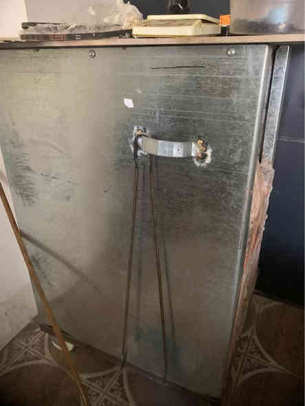 سلاوی خوای گەورەتان لێبێت ئەم تەنوورە بەردەستە شتێکی زۆر ڕێک و پێکە بەس سوور کراوەتەوە ٦ نانیە بۆ کولێرە و مەتعەم لەفەخانە گونجاوە سعریشی موناسبە هەر کەس خوازیارە پەیوەندی بکات گەیاندن بۆ سلێمانی هەیە بە پێی توانا *********** السليمانية
