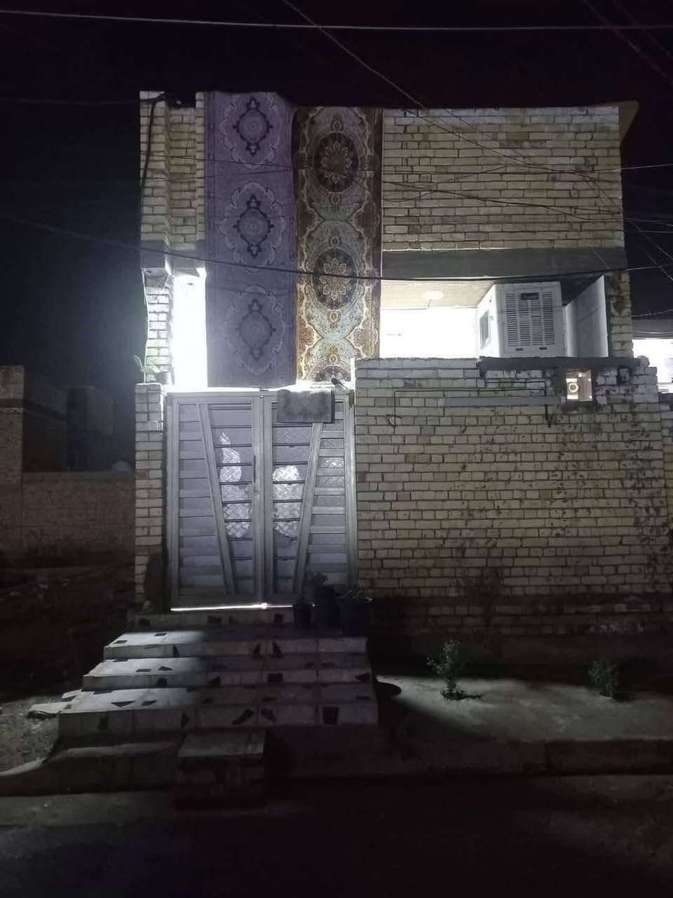 السلام عليكم
بيت مساحه 100متر بناء حديث
الحسينيه السكلات ال 15
طابق ونص لفوك بعده ماكامل عوزه ابياض وكاشي
طابق الأول غرفه وصاله واستقبال وحمام داخلي 
وتواليت خارجي 
هاتف/***********
