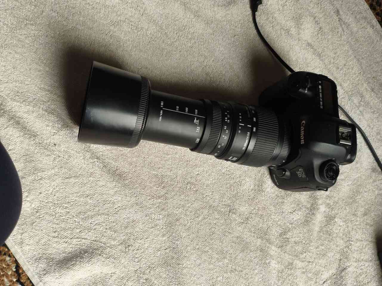 كامرا كانون فايف دي مارك 3 كامرا راقيه وحلوه كلش غنيه عن التعريف   مع زوم 70/300 شركه سكما وبطاريه وشاحنه ودرع حمايه بسعر مليون وبيها مجال  لتواصل،👇🏻***********
