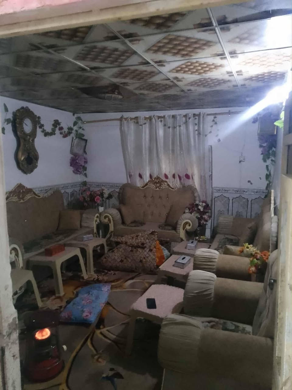 السلام عليكم بيت بلديه البيع معامله كامله باقي على التقيم يتكون من غرفتين وصاله واستقبال وطارمه وسطح خارجي مكان البيت حي العامل قريب مول الباقر قريب المدارس مال البنات ***********
