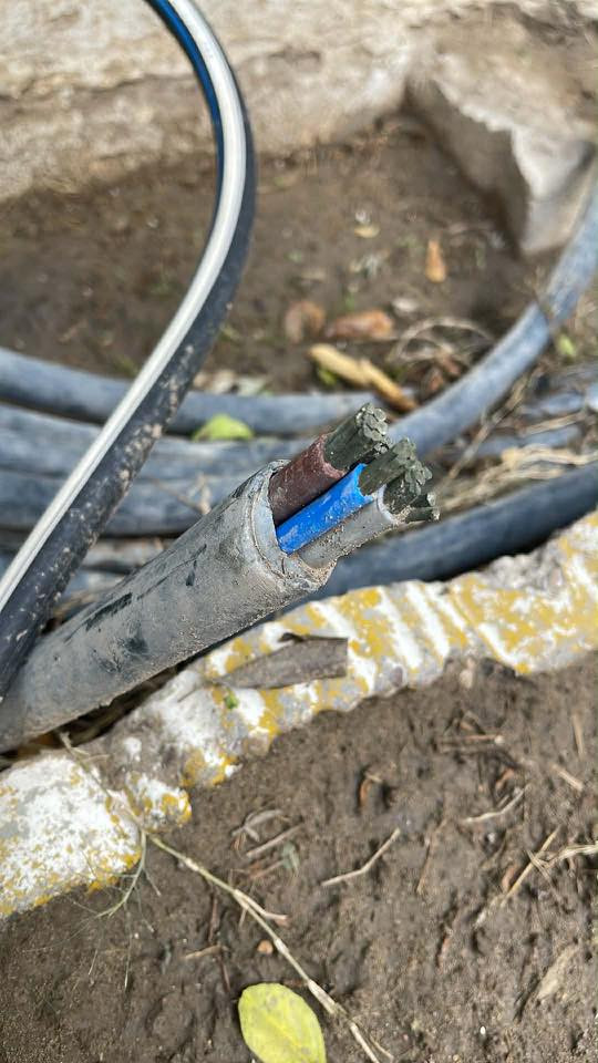 السلام عليكم  كيبل ٤*٣٥ مسلح حديد الطول ٤٠م ما مستعمل هاي صوره اني شاد منه للبيت مكاني بغداد. رقم *********** واتساب موجود
