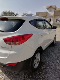 توكسون ٢٠١١ للبيع السيارة كفالة عامة من الصبغ والتبديل وكير ومحرك  موا...