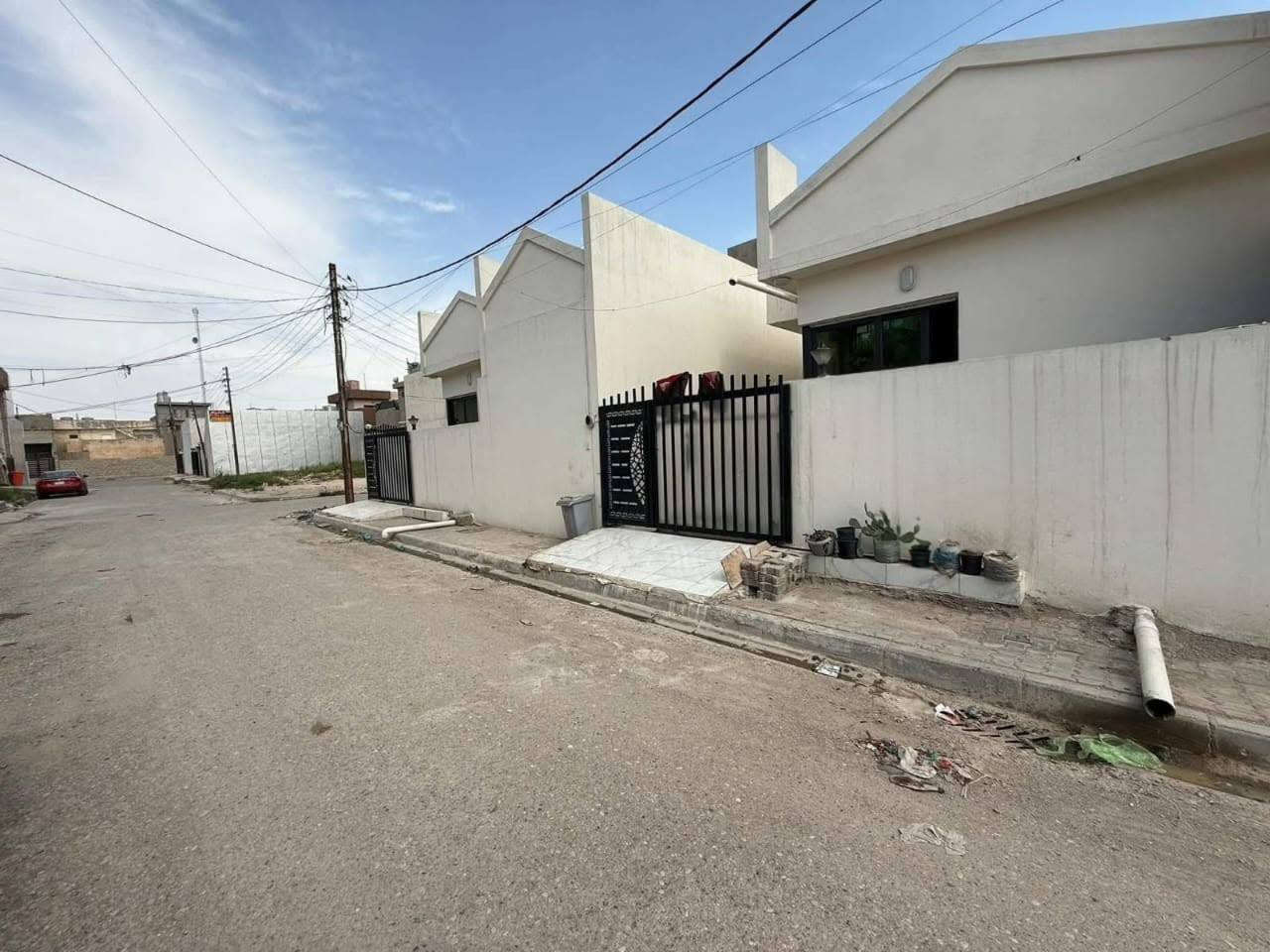 اسلام عليكم دار للبيع 100م مربع طابو صرف...طابق واحد
غرفتين ..نوم ...هول...استقبال ...مطبخ. .. درج🌹 خارجي ..نضام دكت ..بيت بناء جديد حي انصر مقاطعه 49 شارع مركز عروبه خلف مخزن ابو يوسف قرب🎋 حصو ورمل  سعر المطلوب( 97) ومجال بسيط 
***********
