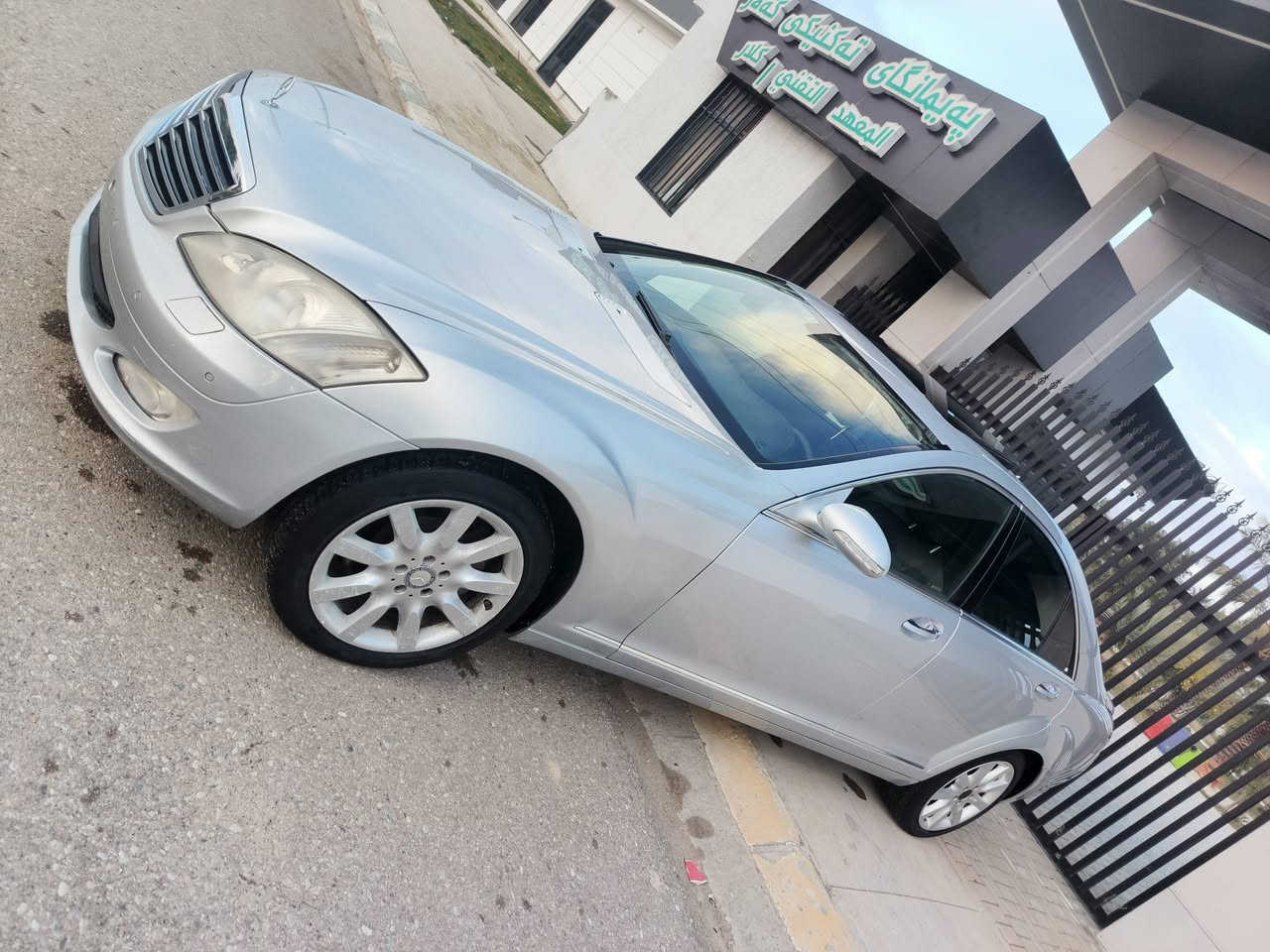 سەرەتا بەناوی خودا 
ماشاللە لەماڵی هەمو لایەک 
مارسیدز مۆدیل٢٠٠٩ ساخ ساخ 
ادوات ماڵی مەدەنی بەشەرت 
پێویست بەوەسف ناکا ماڵەکە خۆی دیارە 
s350 شەش پستۆن 
فوول مواسەفات 
جگەلە پانۆراماو دەرگاشەفت .
مەکینەو گێڕ سەرف و بوخار بەشەرت 
بۆیاخ یەک پارچە بێ زەربەو حادیسە 
سعری ٧٥ مەعامەلەیە کەم 
شوێن کەلار 
***********
گۆڕینەوە لەسەر دڵگرتن
