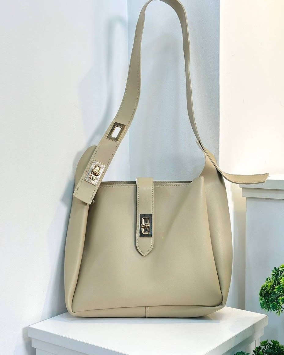 جنط نسائي 
سعر المفرد 10 آلاف دينار
سعر الدرزن 84 ألف دينار
قياس 22 × 32 سم 
واتس اب :***********
واتس اب :***********
