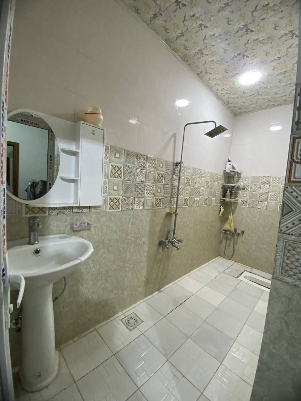 السلام عليكم
بيت للبيع في حي السلام 
مساحه ١٠٠ متر 10x10
يحتوي على اربع غرف نوم 
وثلاث مجاميع صحية
البيت جديد بناء ٢٠٢٢
السعر 190 وبي مجال 
استفسار خاص او الرقم هاتف 
***********
