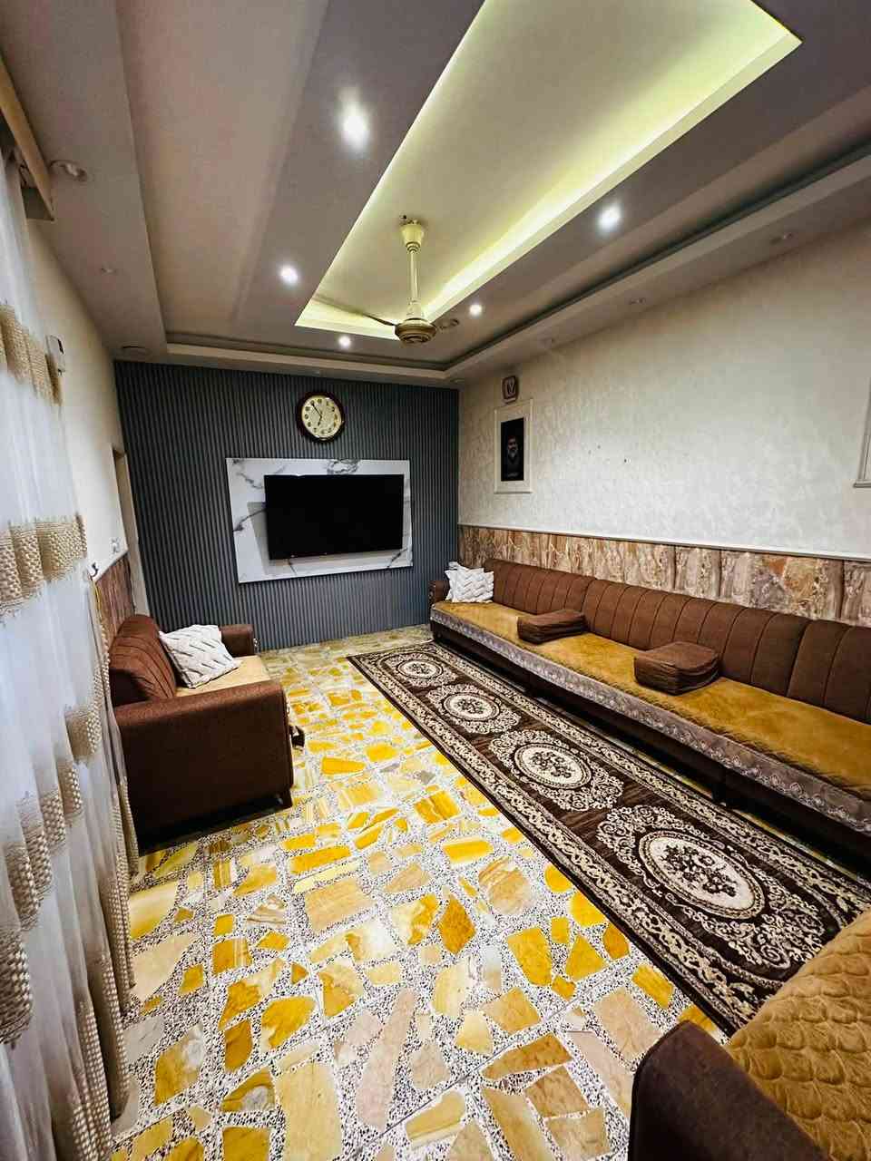 السلام عليكم
بيت مساحة 100 متر طابقين زراعي ركن بالبلديات شارع المرور قرب جامع الجوادين 
الطابق الارضي استقبال وغرفة نوم ومطبخ وصحيات 
والطابق الثاني غرفتين نوم وصحيات وبيتونه 
للاستفسار الاتصال على الرقم ‭***********‬
