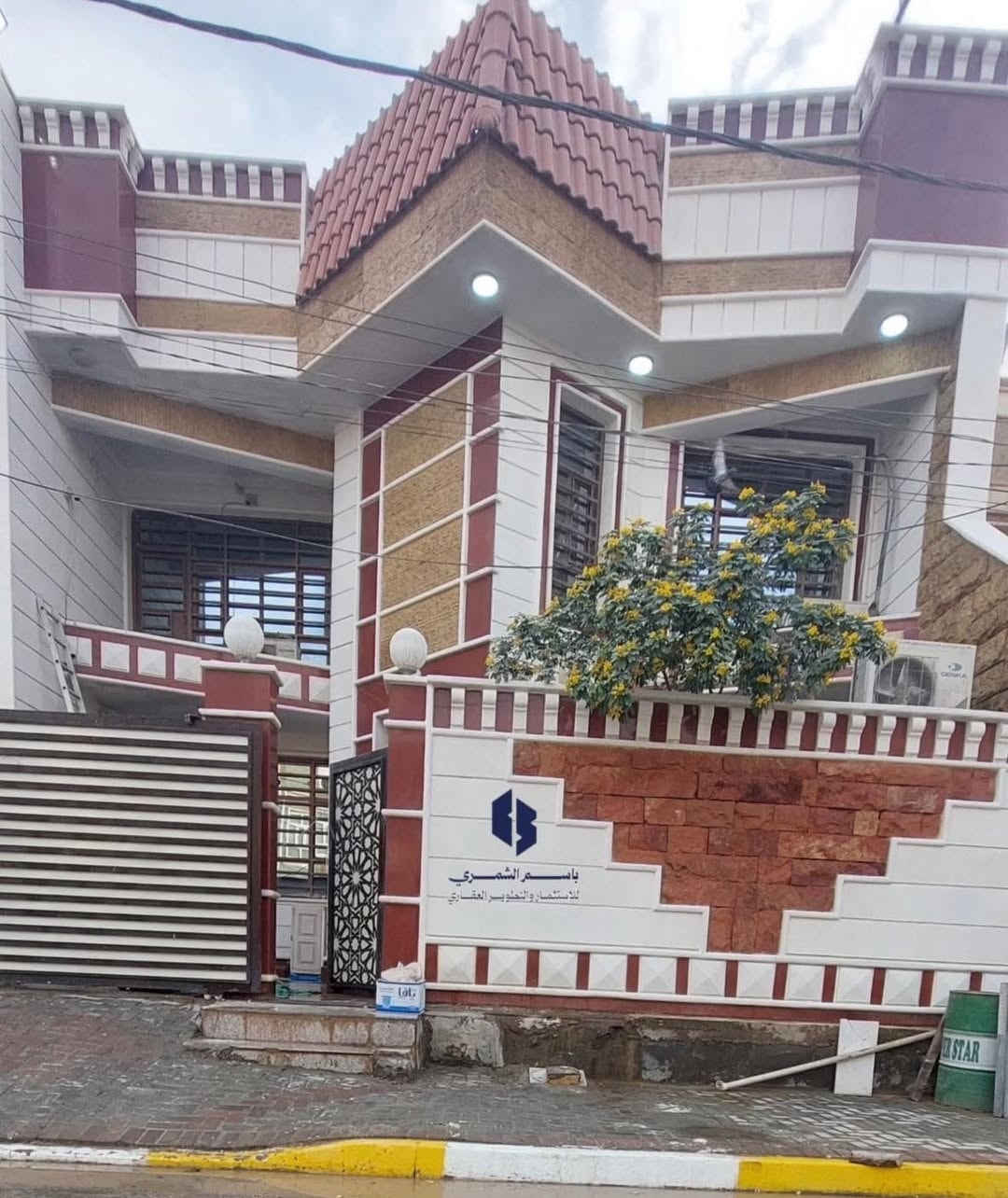 🏠دار سكن للبيع🏠
___
⭕العنوان : حي الجامعة
⭕ موقع مميز جدا 💯_ قرب مدرسة ايسن الاهلية
⭕يقع على شارع بعرض 20 متر رئيسي
-------------------------------------
✨طابو صرف
✨بناء حديث  
✨طابقين 
✨كونكريت مسلح

♦️المساحة : 200 م²
♦️الواجهة: 10 متر 
--------------------------------
✨ تفاصيل البيت ✨
____
⭕غرف نوم عدد 4، صالة عدد 2، استقبال، مطبخ ، مجمع صحي،الارضية مرمر 
____
                          المراجعة 
     ♦️♦️♦️مجموعة باسم الشمري♦️♦️♦️
      ♦️♦️للاستثمار والتطوير العقاري♦️♦️
الفرع الاول/بغداد،القادسية،قرب مجمع الوزراء
الفرع الثاني/الديوانية،الجزائر ،الشارع الخدمي،مقابل تقاطع أم الخيل
الفرع الثالث/الديوانية،العروبة،شارع  المتحف
____
للأستفسار الاتصال على📲
قسم المبيعات 📠
***********📱
***********📱

📲 حمّل تطبيق باسم الشمّري العقاري الآن من Google Play:
👉 [https://play.google.com/store/apps/details?id=com.basemShamry.app](https://play.google.com/store/apps/details?id=com.basemShamry.app)
🍏 قريبًا على App Store
