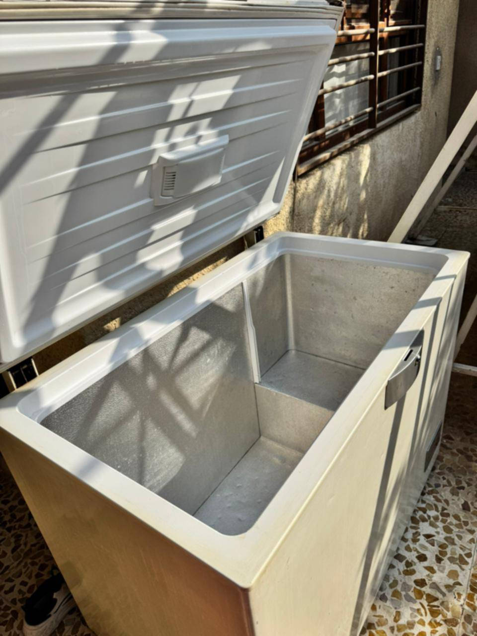 مجمدة للبيع الطول متر و10   السعر 150  الموقع حي الاخاء تواصل على الرقم ***********
