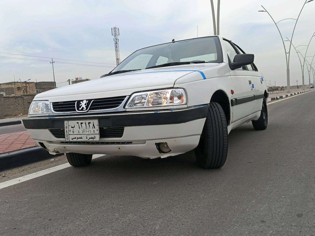 السلام عليكم بيجو 405 موديل 2012 رقم بصره سنويه مجدده لغاية 2028 
السياره مكفوله من الضربه والتبديل ماعدا البنيد طاير ومبدله والقديم موجود عندي.
السياره جاهزه كير محرك حداده تخم تااير جديد.. درايم شفتات كاملات زوج جدد توني امبدلهن... دواخل جديده كهربائيات كلهه شغاله.. السياره احلى من الصور وصفاحهه شرط موس.. ترايهه وين مايعجبك وراعيهه يريد تحويل.. مكاني بصره القبله السعر 38 وبيهه مجال بصيط للشراي