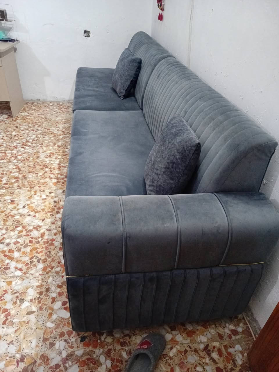 نصف تخم ٦ مقاعد مع كرسي  دوار وميز***********
