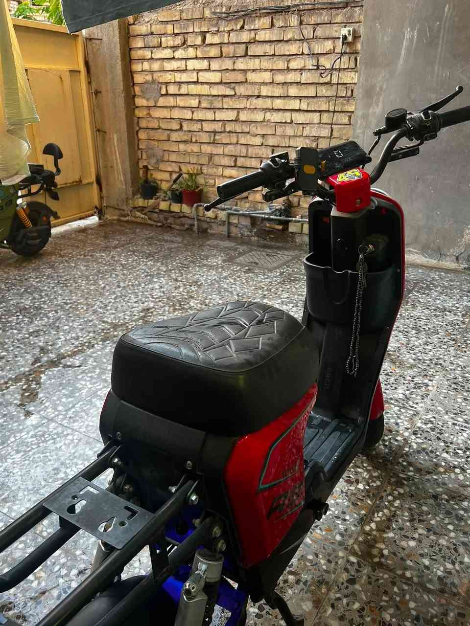 دراجهR9للبيع🛵
المواصفات👇👇
منفذ شحن(USB)🔋
نضام رجوع للخلف(R)🔙
اربع نمرات
سرعه99💨
اشاير يمنه يسره 🔥
دبل اشاره 
بلوتوث صوت عالي واضح 📢📣
تايرات ثنين جدد🛞
خمس بطاريات 
حجم البطاريه 28امبير 
بطاريه وحده محتركه يعني اربع يشتغلن 
 سعر 230وبيه مجال 
غير شي دراجه نضيف 
مكاني بغداد كفائات سيدية📍
لاتصال او مراسله 
***********📞

