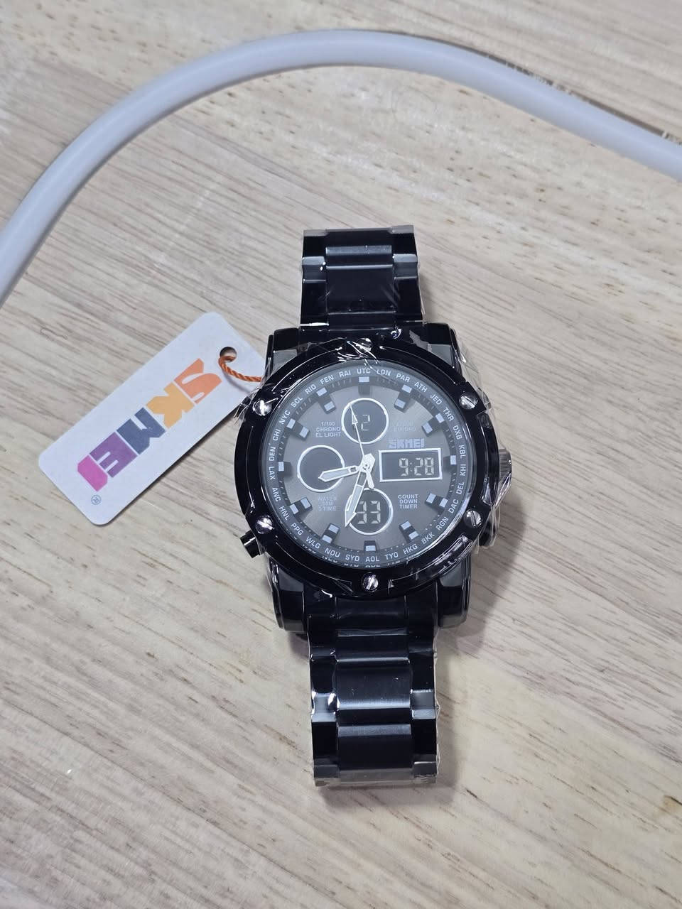 ساعة رجالية من ماركة SKMEI، وتحديداً الموديل 1389. تتميز هذه الساعة بتصميم رياضي وعصري يجمع بين العرض التناظري (العقارب) والرقمي.  اطوني سعر وبالعافيه عليكم


**إذا كنت صاحب هذا الإعلان وتريد حذفه لأي سبب، رجاءا أرسل رسالة إلى الدعم الفني**