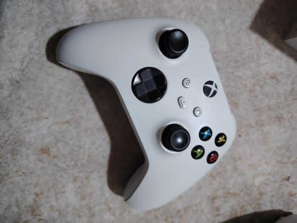 سلام عليكم بلي موجود اكس بوكس للبيع الي يحب يشتري يتفضل عله رقم *********** جديد بل كارتون وياه جوستك 2
