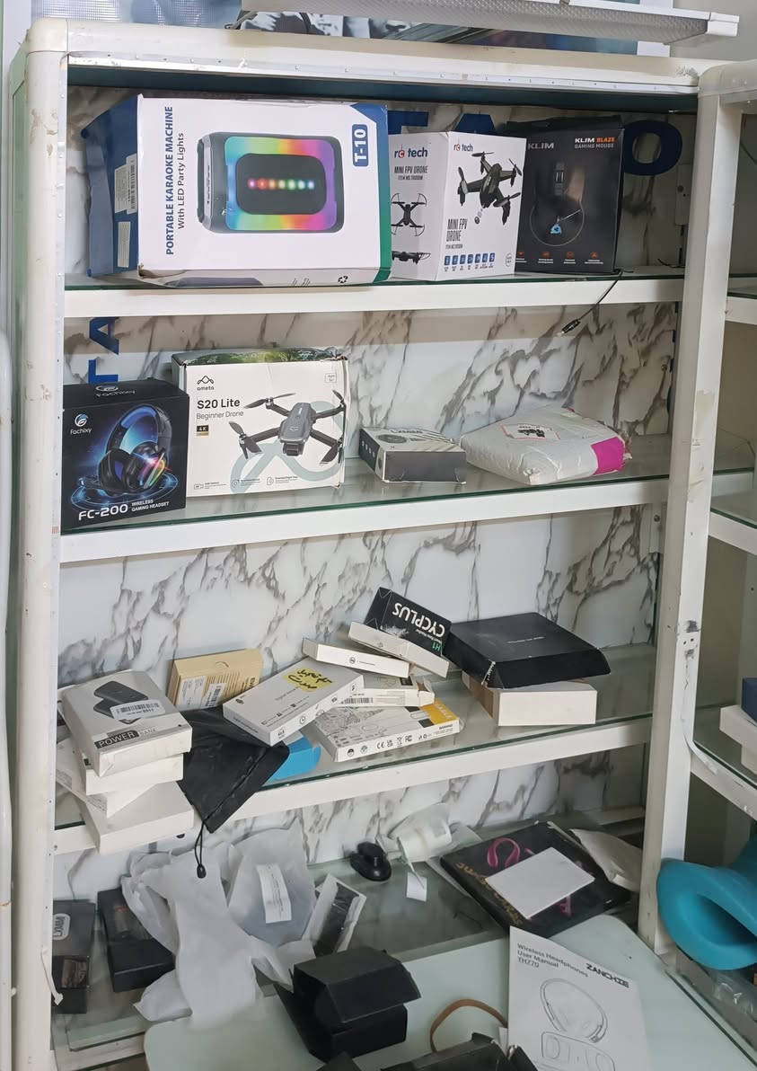 رفوف المنيوم وجام مثل ما بالصوره للبيع الاتصال *********** واتساب
