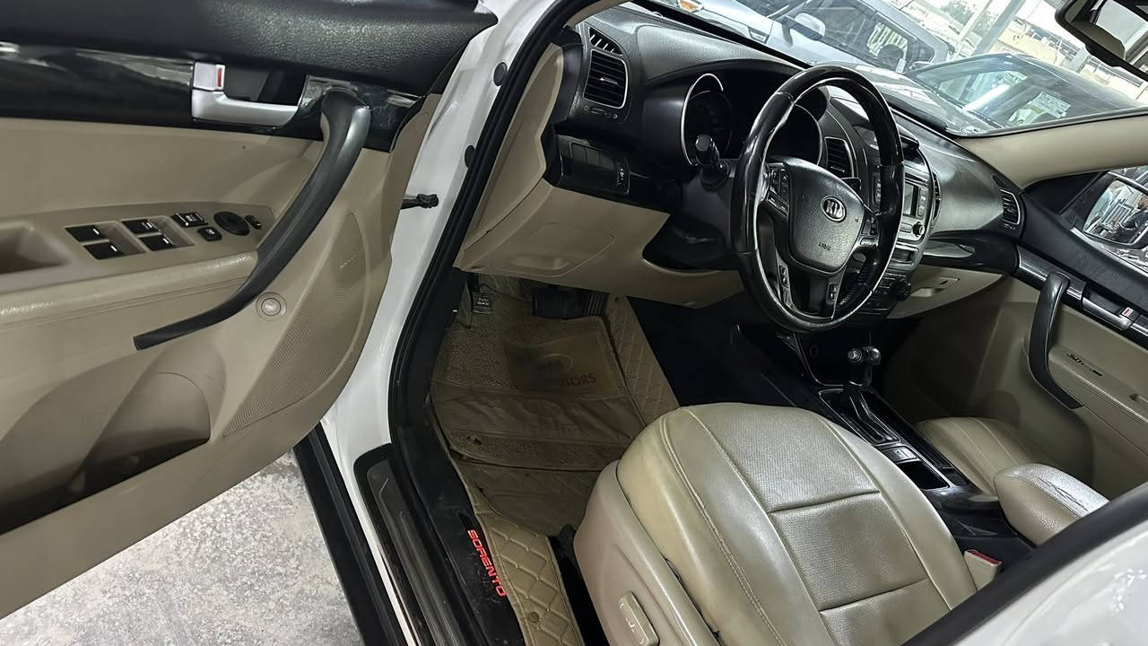 سورنتو 2013 خليجي سليمانية بأسمنة فول مواصفات عدا البصمة  مكفولة من الصبغ والتبديل بيها بارد بين البابين جهة اليمين موضح بالسونار ماشية 137 محرك 4 سلندر دوش مكانها بغداد ناحية الرشيد سعر البيع النهائي 152 للاتصال ***********
