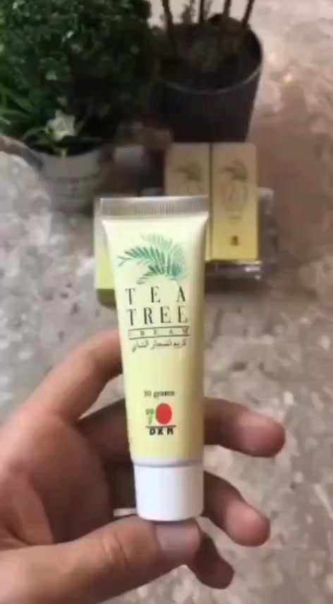 كريم شجرة الشاي 

يحتوي كريم شجرة الشاي على زيت شجرة الشايالصافي وهو مُضادٌّ نَشِطٌ له قدرة عالية للتغلغل، ولديه فعَّالية ضد العديد منالأمراض والمضايقات التي تسببها الميكروبات والفطريات،  لأنه يتمتع بسرعة التغلغل.

ومن فوائده:

- ضروري لحماية البشرة وصحتها؛ لأنهمُسَكِّنٌ وملطِّفٌ.
- يزيل التأثيرات المزعجة بالبشرة.
- لديه فعَّاليةقوية في إزالة الحَكَّة.
- يسَكِّن ويهدِّئٌ الالتهابات.
- مفيد جداًلمشكلة حب الشباب.
- له فائدة قوية في علاج الطفح الجلدي الناتج عن الفوطالصحية عند الأطفال والتهابات البشرة.
- ينفع للحروق.
- يفيد في علاج التلوث بالفطريات.
- ويفيد في علاج الجروح الملوثة. 
- يفيد في لسع البعوض والحشرات الصغيرة.

طريقة الاستخدام: يوضع القليل من (كريم شجرة الشاي) على المنطقة المراد علاجها، ويمسح عليه،

الجمال سر من اسرار السعادة

للطلب والاستفسار التواصل على رسائل الصفحة 📬 
تتوفر خدمة توصيل لكافة بلدان العالم ✈️✈️🌏🌏


**إذا كنت صاحب هذا الإعلان وتريد حذفه لأي سبب، رجاءا أرسل رسالة إلى الدعم الفني**