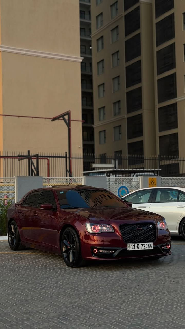 سعر مناسب 338 وبيه مجال�ً للبيع اوباما srt 2023 النداء الاخير
اللون: كرزي

العداد: 14,000ميل 

الرقم: بغداد باسمي

الفئة: أعلى فئة – مواصفات خاصة

الموقع: بغداد

أهم المواصفات المتوقعة لكرايسلر SRT 2023 Last Call (أعلى فئة):

الاضافات :

اكزوز كورسا

اوركل بجم كامل متحرك 

الأداء

محرك HEMI V8 سعة 6.4 لتر بقوة تقريبية 485 حصان.

ناقل حركة أوتوماتيكي 8 سرعات مع نظام تبديل السرعات من المقود.

نظام دفع خلفي

جنوط SRT رياضية قياس 20 إنش.

أضواء LED أمامية وخلفية مع إضاءة نهارية.

فتحات تهوية على غطاء المحرك لزيادة التبريد.

مقاعد جلد نابا مع شعار SRT، تهوية وتدفئة للمقاعد الأمامية.

شاشة وسطية Uconnect قياس 8.4 – 10.1 إنش (حسب النسخة) مع دعم Apple CarPlay و Android Auto.

عدادات رقمية SRT مع أوضاع قيادة رياضية (Track, Sport, Auto).

نظام صوتي فاخر Harman Kardon أو Alpine (19 سماعة).

مقود رياضي مسطح من الأسفل مع تحكمات متعددة.

السلامة والمساعدة:

نظام تحذير من التصادم الأمامي (FCW).

نظام مراقبة النقطة العمياء (Blind Spot Monitoring).

حساسات أمامية وخلفية + كاميرا رؤية خلفية.نظام مانع انزلاق + تحكم إلكتروني بالثبات.

***********
