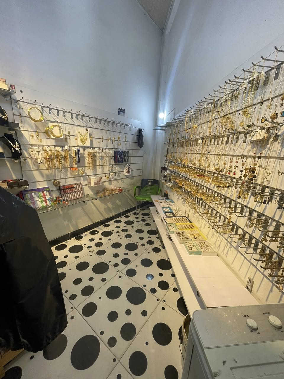 بسم الله الراحمن الرحيم 
محل الذهب البرازيلي للبيع 
الموقع باب الخان مقابل معرض ليث 
للاستفسار خاص 
الرقم ***********
