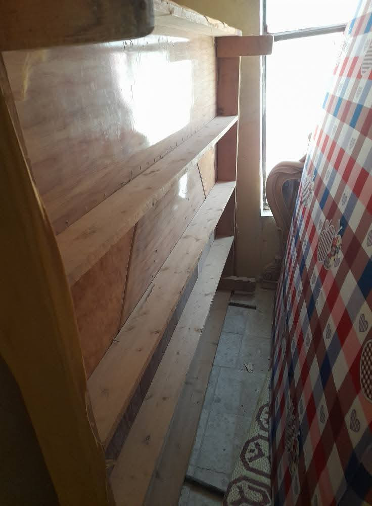 سلام عليكم
صوميه خشب قويه نفرين ب 70 
ميز شاشه بلازما نظيف بس يرادله غسل ب 25 
وبيهن مجال. مكاني شهداء البياع نهايه شارع المضخه
***********
