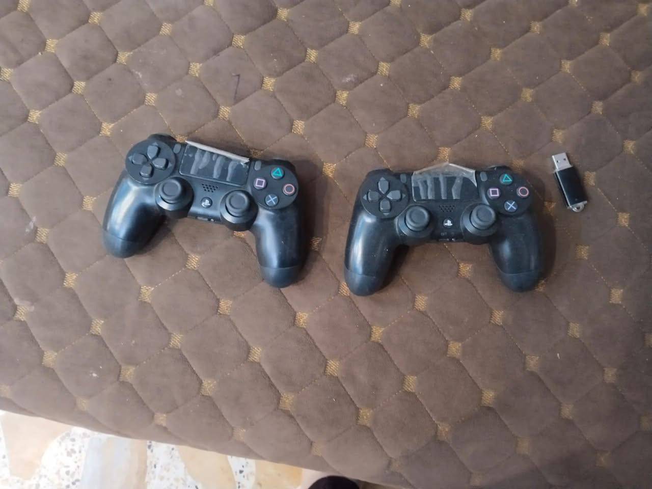 السلام عليكم بلي 4سلم نضام 9مهكر
يجي ويا
يدات 2
كيبل HD
كيبل شحن 
فلاش تهكير
استعمال سبوعين جبته جديد 
الاستفسار ***********
سعره350وبي مجال مكاني بغداد الحسينيه الراشدية
