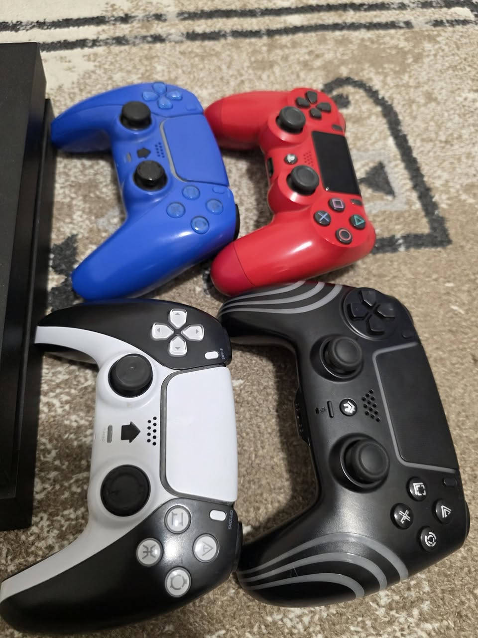 بلي فور اون لاين للبيع
المحتويات : 
جميع الكيبلات
جوستك عدد ٤
اقراص عدد ٧
الجهاز محمل بيه ٣ العاب ضمنهن بيس ٢٠٢٥

السعر ٣٢٥ 
مكاني نجف 
الشراي يراسل واتساب 
***********
