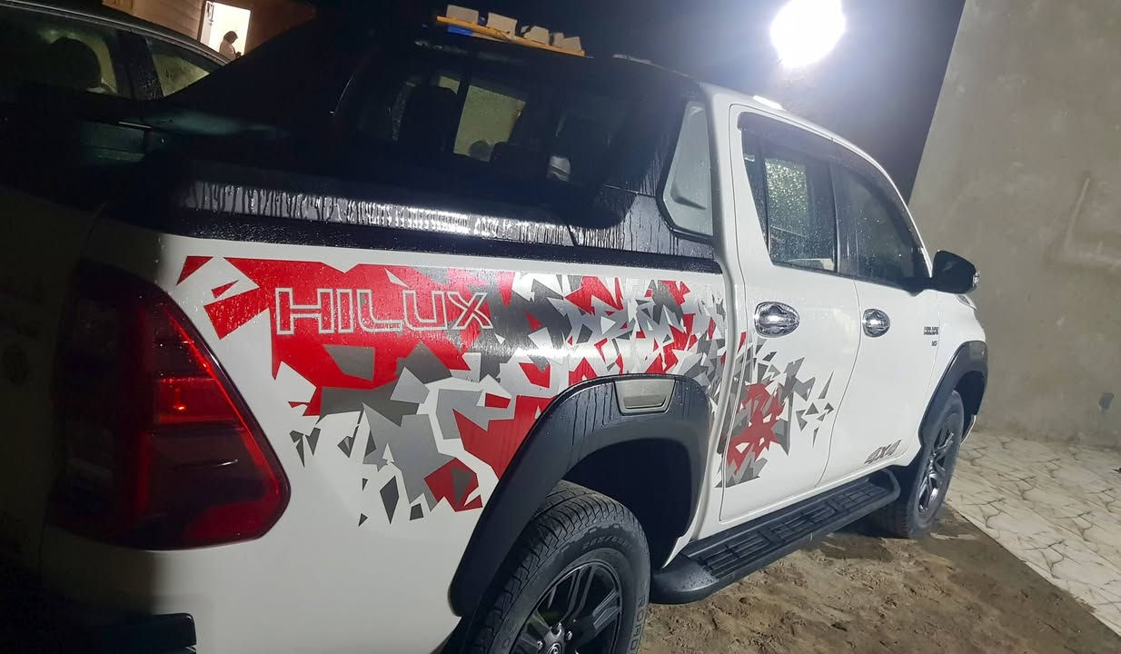 للبيع تيوتا هايلوكس 
موديل:2022
(V6سنلدر)
رقم اربيل 
________
المواصفات 
تبريد امامي خلفي 
بنيد جكات 
حساس امامي خلفي 
فورويل 
دفلك 
مانع نزلاق 
مثبت سرعة 
________ 
السيارة مكفولة كفالة عامه 
ما عدا طلقه شوية بل قمارة ومصلحه وما مبينه 
ماشيه 115km
______________
السعر 340 وبيها مجال حك الجيه 
العنوان ميسان قضاء كميت 
رقم الهاتف:***********/‏‪***********‬‏
