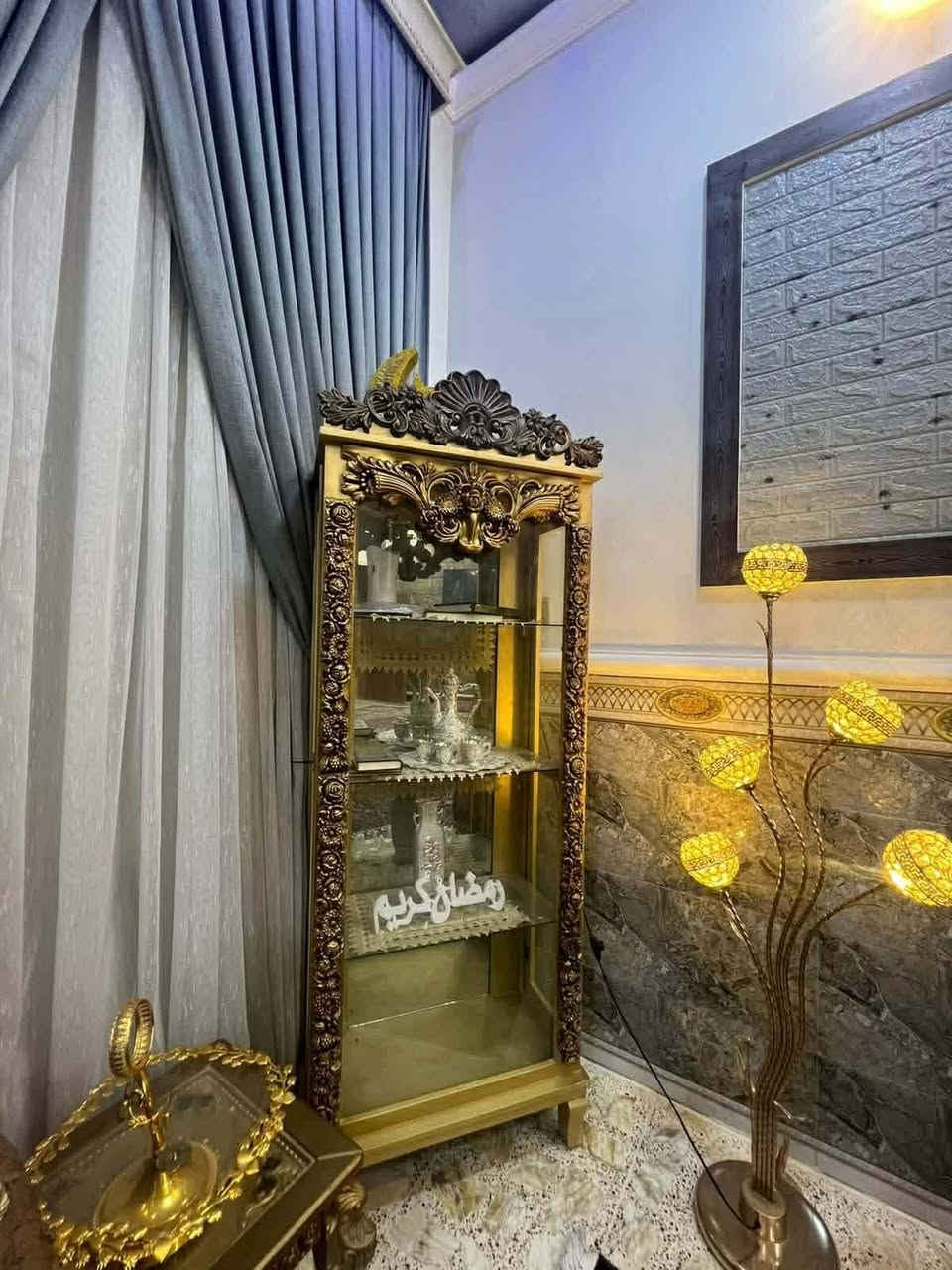 للبيع
١٠ مقاعد. تخم اربع طبلات وباترينه كلهن سعر مليون ٢٠٠ وبيه مجال ع خاص 
مكان السكنيه
في شارع الكليه الادائره والاقتصاد
*********** للاستفسار
