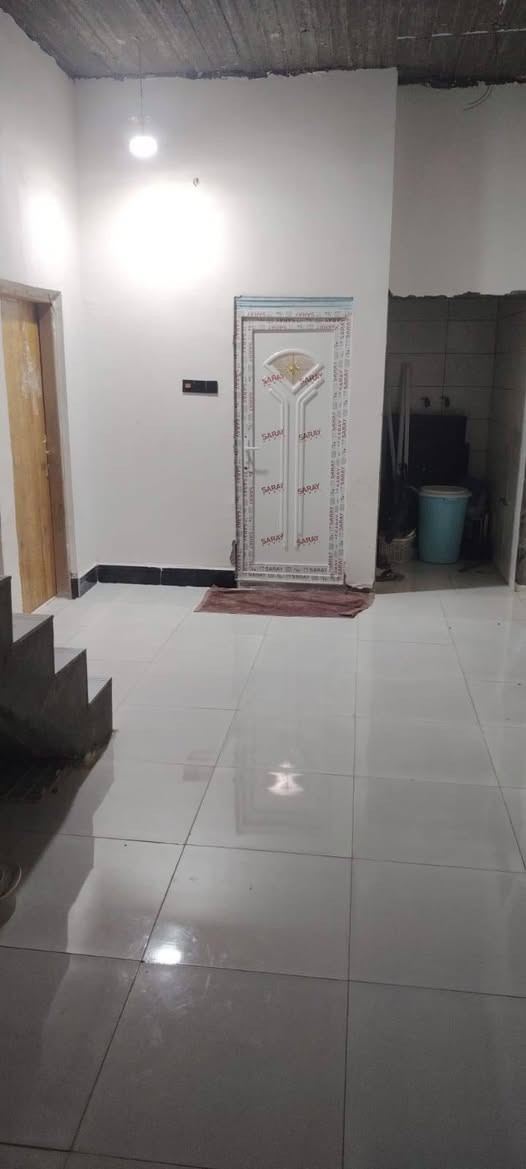 بيت البيع بي قرفتين وصاله ومطبخ حار وبارد وديوان وصحيات البيت حلوومرتب كله سراميك شقل درجه اولى مساحت البيت 270متر من يم عقارات الياسري وطب السعر 65وبي مجال الستفسار ***********
