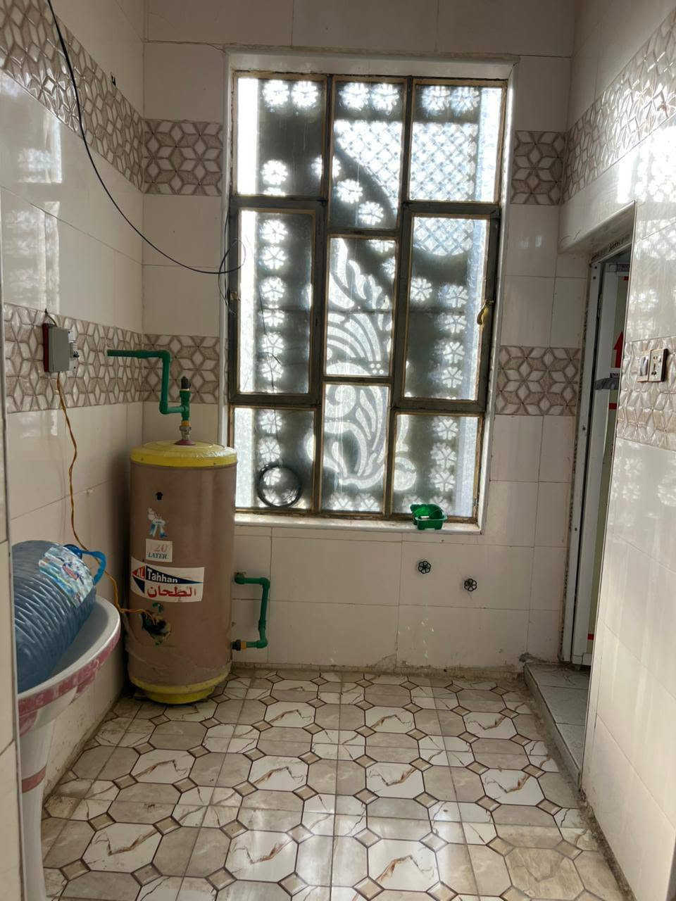 شقة للايجار بكراج نجمي درج معزول
يتكون من غرفة وهول ومطبخ وصحيات كاملة من كلشي
الايجار 200الف كل شهر بشهرة
***********
