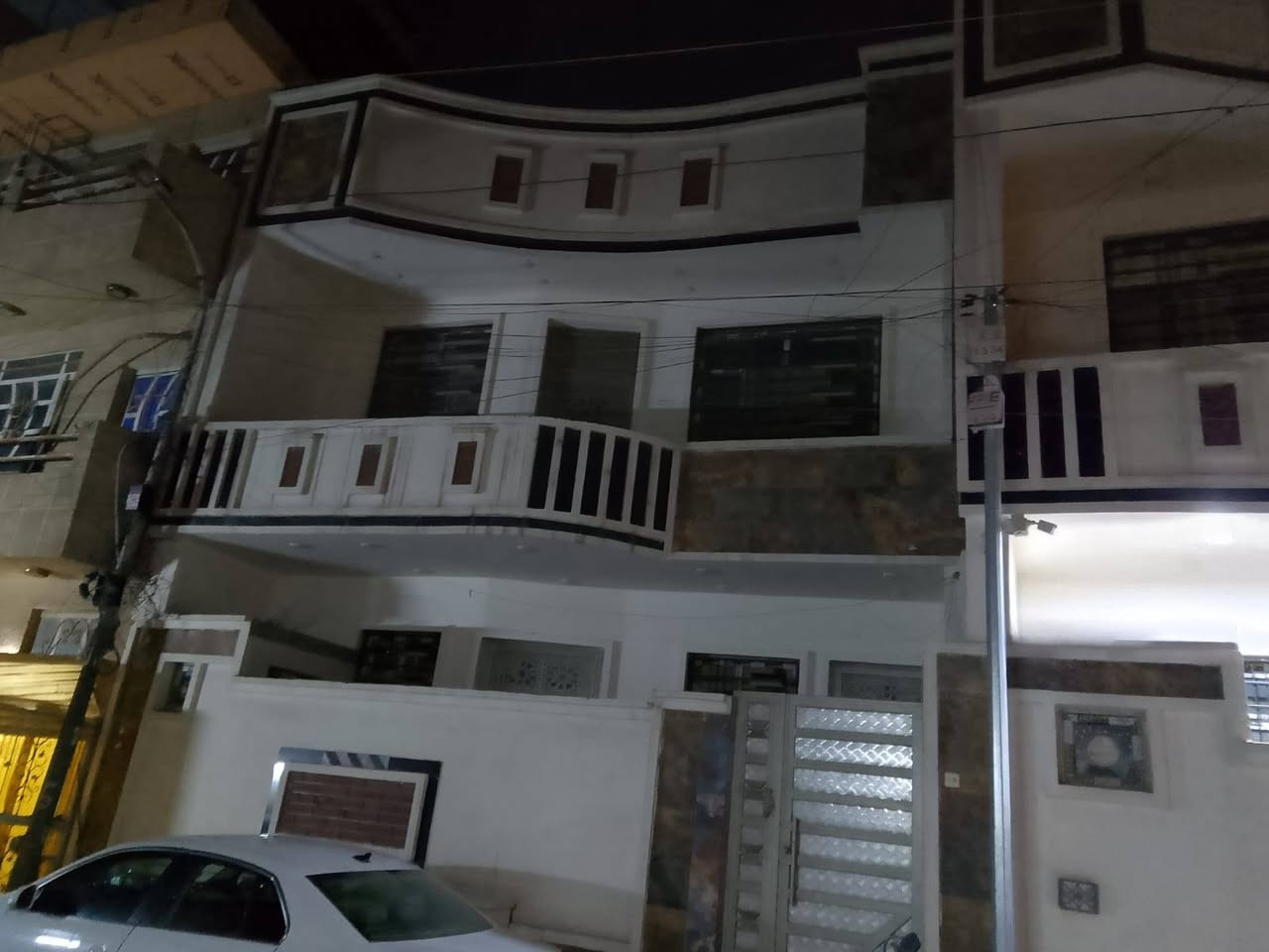 الاعظميه شارع الجرداغ دار للبيع المساحه 121م واجهته 7م بناء مسلح حديث يحتوي 6غرف نوم صاله كبيره هول كبير مطبخ كبير مدخلين شارع عريض طرمه للاستفسار ***********مكتب الضحى للعقار
