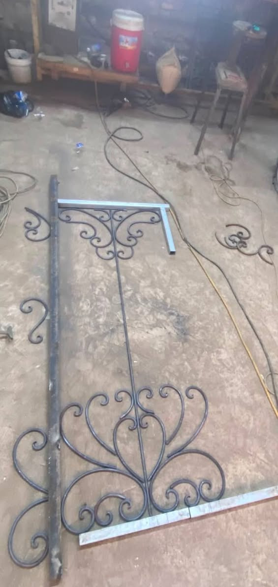 كورة الريس لتعويج كافة انواع النقشات النباتية والهندسية وكافة الأشكال الصناعية بالنار والسندان بغداد السباع قرب باجة الحاتي فرع محلات الكناني ***********اركان واهلا وسهلا
