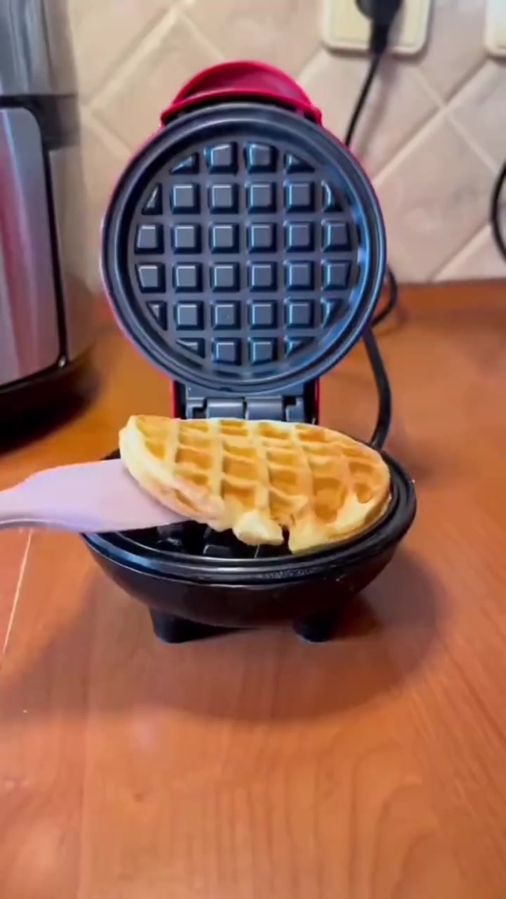 ماكينة صنع الوافل (Mini Waffle) – فطوركِ بلمسة إبداعية! 🧇✨
​جهاز مدمج وسريع، مثالي للوافل، البيتزا المصغرة، والهاش براونز في دقائق.
​✅ المميزات:
​حجم صغير موفر للمساحة.
​سطح مانع للالتصاق (سهل التنظيف).
​تسخين سريع ومتساوٍ (350 واط).
​💰 السعر: 11 ألف (شامل التوصيل لبغداد).
💰 السعر: 13 ألف (شامل التوصيل للمحافظات).
​📩 للطلب والاستفسار: راسلونا بالخاص


**إذا كنت صاحب هذا الإعلان وتريد حذفه لأي سبب، رجاءا أرسل رسالة إلى الدعم الفني**