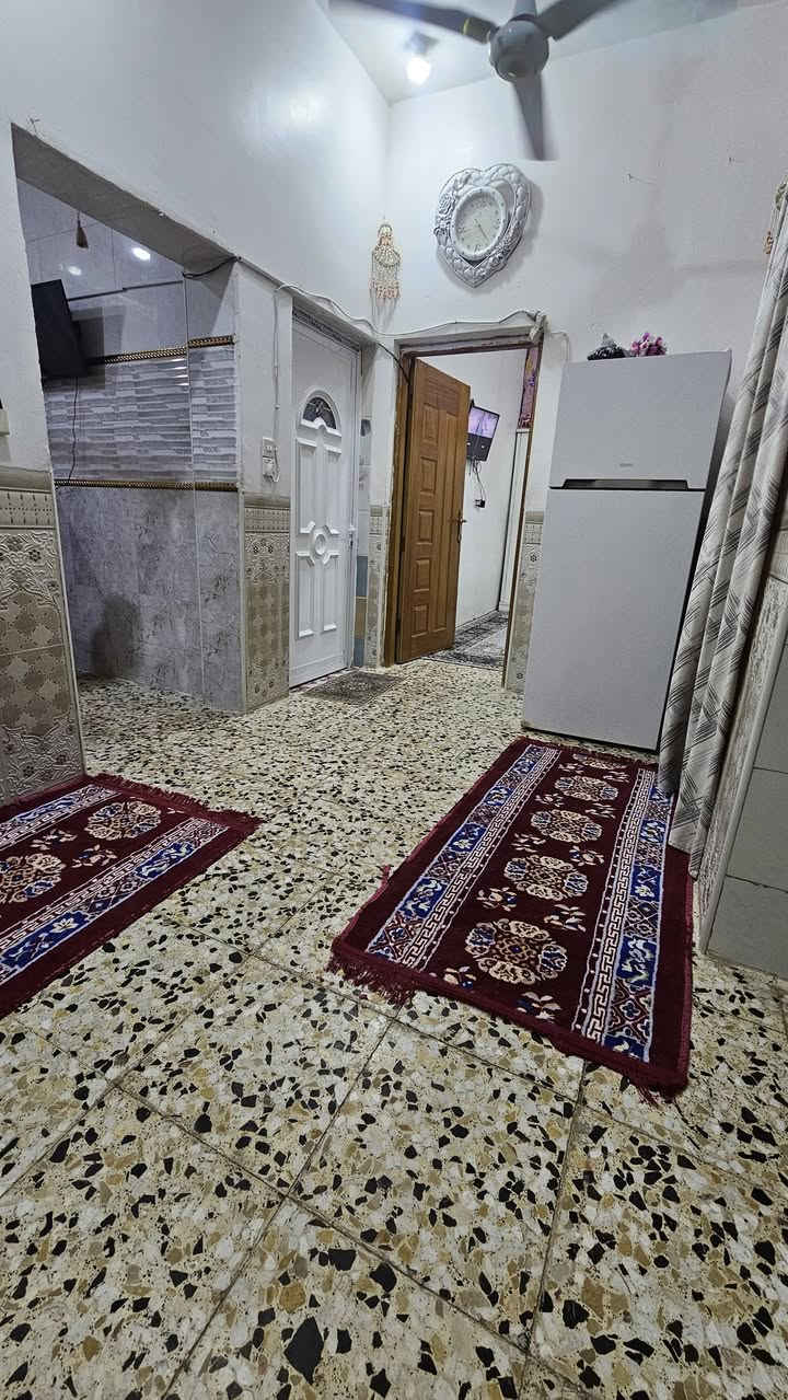#للبيع 
بيت ب٣٦ ١٠٠م مربع جهة الحكم قرب شارع السيد.
 طابقين فيه اربع غرف وبراني وصالة ومطبخ وصحيات داخلية وخارجية البيت حر غير مطلوب
السعر خاص 
#سوي متابعة بطريقك لصفحتنا مكتب دارك للعقار في السماوة 
وارسل عروضك العقارية على واتساب الرقم ***********

