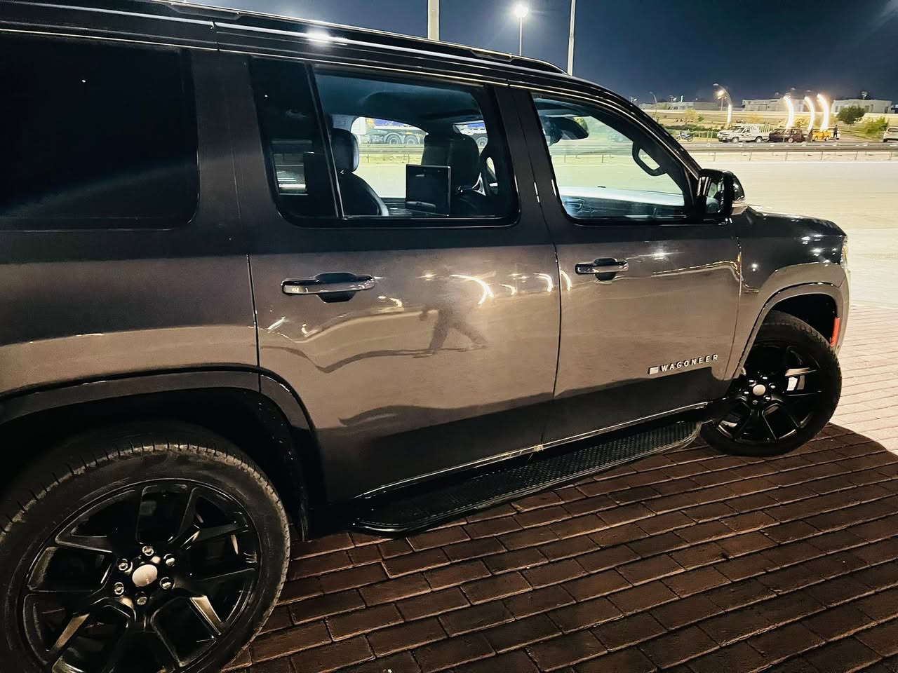 ✨ للبيع | Jeep Wagoneer 2022 ✨�🇺🇸 وارد أمريكي — فئة فخمة Full Option
🚙 Jeep Wagoneer (WAGONEER)
▪️ محرك HEMI 5.7L V8 ثمانية سلندر�▪️ فل مواصفات (ما عدا فتحة السقف)�▪️ 7 مقاعد جلد فاخر�▪️ مقاعد كهرباء + ذاكرة (Memory)�▪️ تدفئة + تبريد للمقاعد الأمامية والخلفية�▪️ تبريد مركزي قوي�▪️ شاشة كبيرة متعددة الوظائف�▪️ شاشات خلفية للركاب�▪️ كاميرات 360 محيطية�▪️ رادارات أمامية وخلفية + تنبيه�▪️ رادار بالمرايا + إشارات بالمرايا�▪️ Lane Assist (مساعد الخروج عن المسار)�▪️ 5 وضعيات قيادة مختلفة�▪️ جير إلكتروني (Mouse Shifter)�▪️ ستيرن كهربائي مع تحكم كامل�▪️ بدالات البنزين والبريك كهربائية�▪️ دخول ذكي + تشغيل بصمة�▪️ بصمات على الأبواب�▪️ باب خلفي كهربائي مع شفط�▪️ داخلية فخمة صاج�▪️ منظومة صوت BOSE أصلية�▪️ لايتات زينون أصلية�▪️ ويلات 22 إنج بلاك أسود بلادي�▪️ جميع المواصفات المعروفة للواكنر الفل
📍 الممشى: 51 ألف مايل فقط�📍 رقم دهوك المميز (شمالي)
⚠️ ملاحظة:�ضرر أمريكي خفيف بالمقدمة، البونيد شبرين تقريباً، مصلح بنفسه بنيد فقط، والأربكات سليمة 100%.
💰 السعر: 34,500 دولار ونص�(قابل للتفاوض بالمعقول)
📞 الهاتف:***********�*********** 
🔥 سيارة تجمع بين الفخامة والقوة والراحة، نظيفة جداً وجاهزة للفحص بأي مكان.

