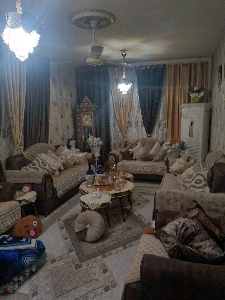 السلام عليكم للبيع للبيع فقط
بيت مساحة ١٠٠ واجهة ٥ الة ربع نزال ٢١ بناء سنة٢٠٠٥دبل فاليوم مسلح طابو ملك صرف  نظيف جدا الفديو موجود موظح البيت فرع عريض تقريب ١٥ متر عرضة  ديكور ونقش باب رئيسي موجود فقط اطلع واحد يشتغلة الك

بناء طرمة مدخل عالصالة وممر على طول بيت مدخل للمطبخ حولي بين مطبخ وصالة خدمات حمام وتواليت  مشترك وترك عرض مترين في ٤ورة المطبخ 

طابق ثاني/غرفتين نوم كبار وممر بين الغرفتين طابق هم بيتونة وسطح عالجهتين على كبر الغرف النوم 

البيت كلة سيراميك جدران ورق جدران مغلفة مثل مموظح بالفديو السعر ٢٠٥مليون وبي مجال بسيط قفلة ٢٠٠ عنوان البيت 🏠 بغداد الجديدة النعيرية الفرع مقابل مدرسة ابن سينا ثالث بيت عن الفرع للااستفسار الااتصال على الرقم *********** البيع مباشر من صاحب دار بدون دلالية
