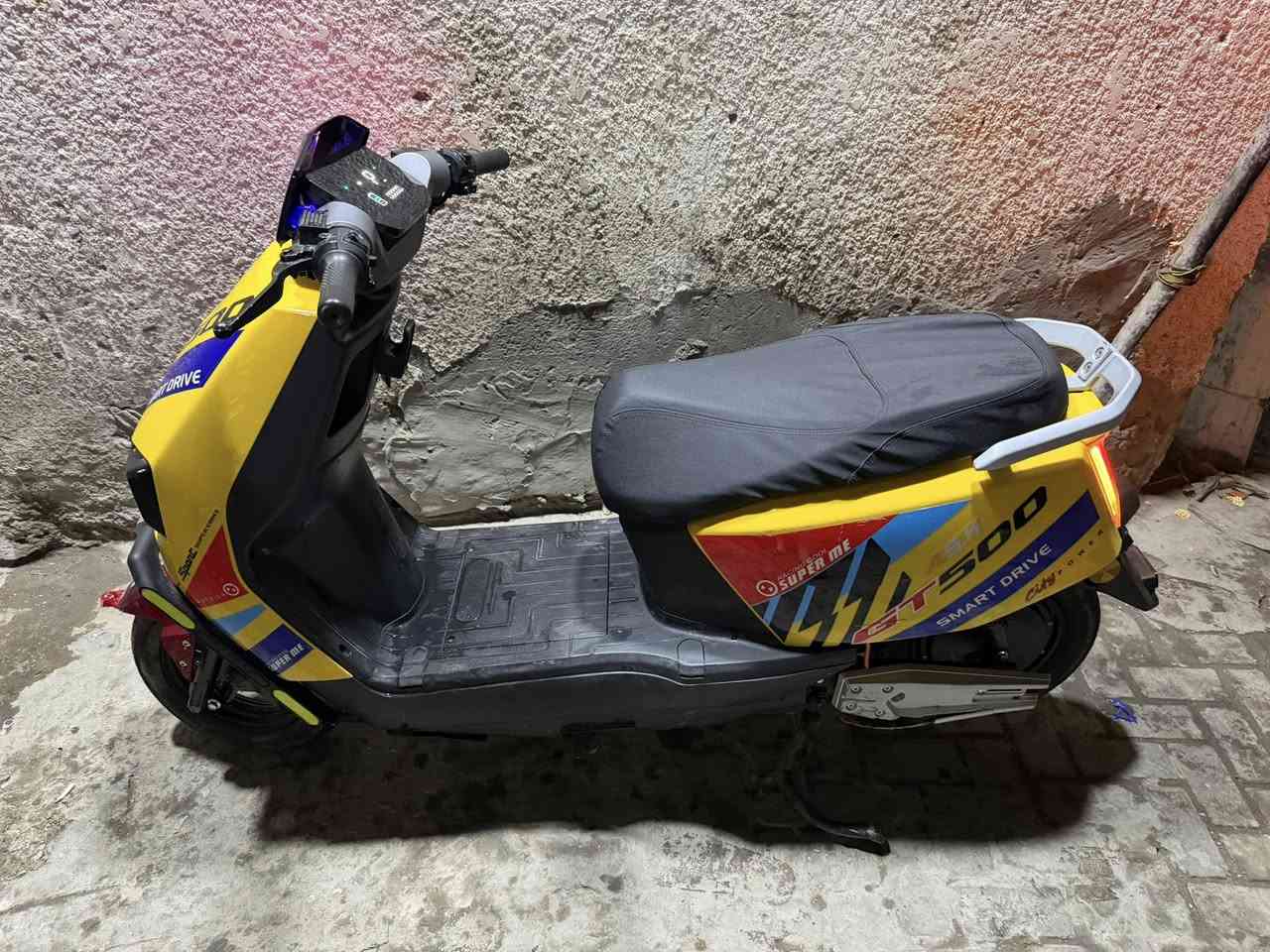 سلام عليكم دراجه شحن نضيفه وخير من الله بطارياتهه جديدهه بيهه شغلات بسيطه. كلششش  سعرهه 500 مكاني بغداد الكفاح ***********
