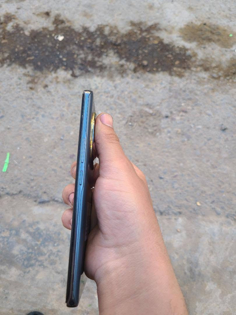 سلام عليكم جهاز هونر x9c جديد كامل ملحقات
بطاريه 6600
كامره 108
الجهاز كلش نضيف ويا كارتونته ولشاحنه والكڤر ولزكت شاشه يعني كامل السعر 350 مكاني الشعب رقم الهاتف ***********
